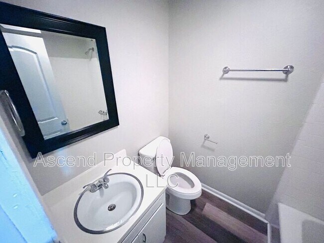 Building Photo - 3341 Pinewood Ave