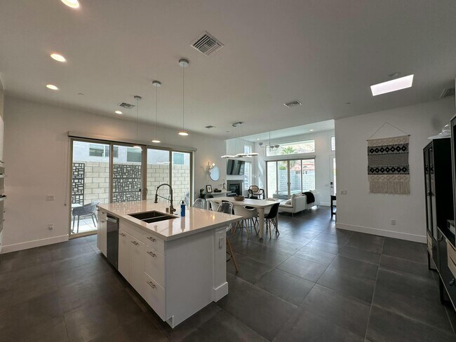 Building Photo - 54620 Avenida Juarez