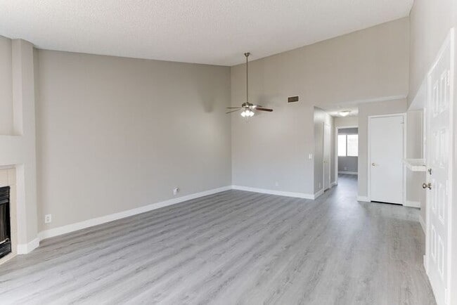 Building Photo - Charming Upstairs Condo with Dual Balconies & Spacious Layout!