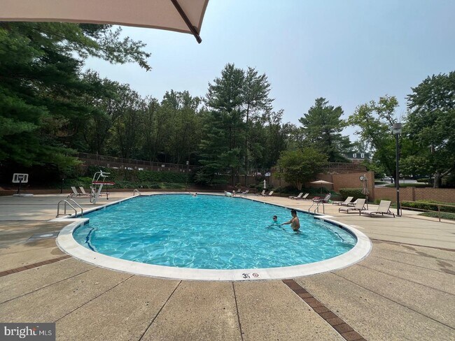 Building Photo - 10101 Grosvenor Pl