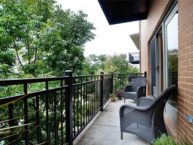 Building Photo - "Luxurious Living Awaits: Spacious 2-Bed, 3-Bath Apartment in Prime Clayton Location!"
