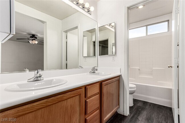 Building Photo - 1828 Vista Pointe Ave