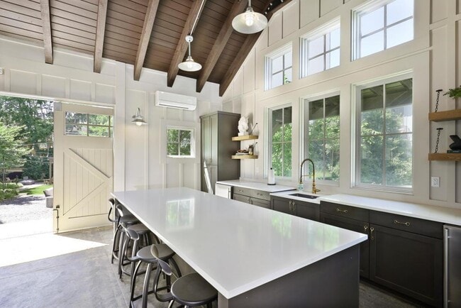 Building Photo - 121 Chestnut Cir