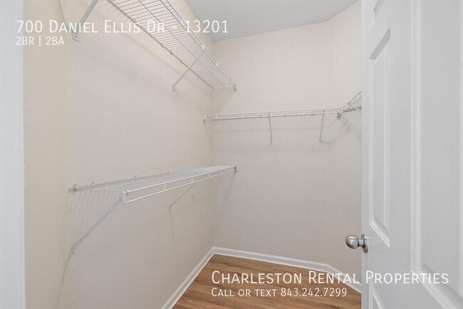 Building Photo - 700 Daniel Ellis Dr