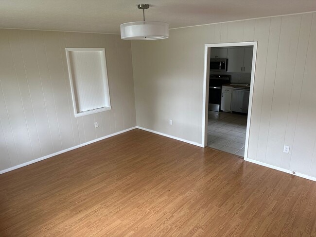 Building Photo - Available June 1st! 4-Bedroom, 1-Full Bath...