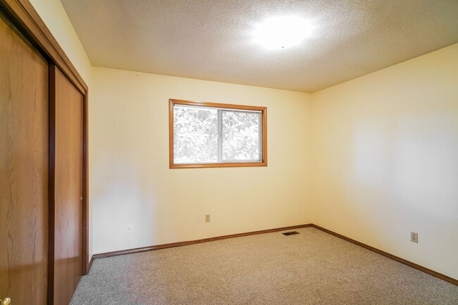 Building Photo - Great 4 bedroom Home Located in the Sought...