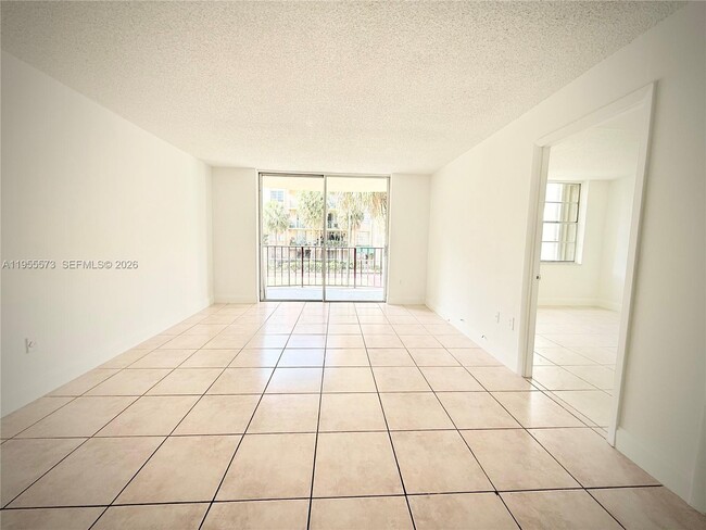 Building Photo - 9310 Fontainebleau Blvd