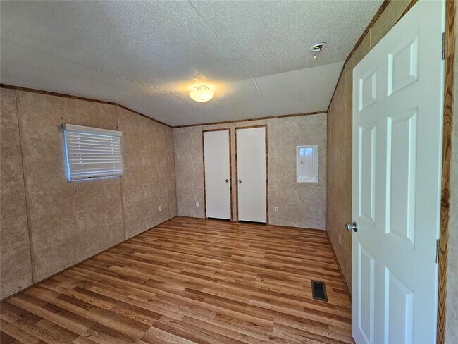 Building Photo - 1324 S Walker Rd