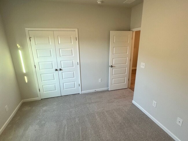 Building Photo - LOCATION, LOCATION, LOCATION! 10 Minutes f...