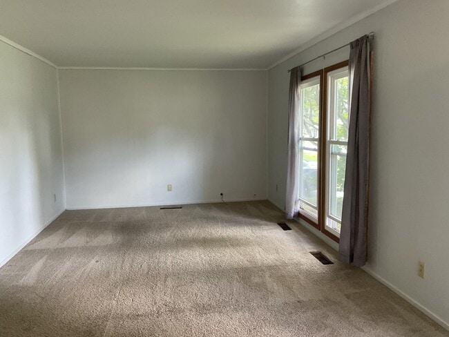 Building Photo - 3360 Eastwood Dr