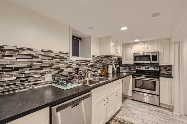 Building Photo - Coming Soon June 1st - Beautiful Garden level apartment in desirable West Wash Park