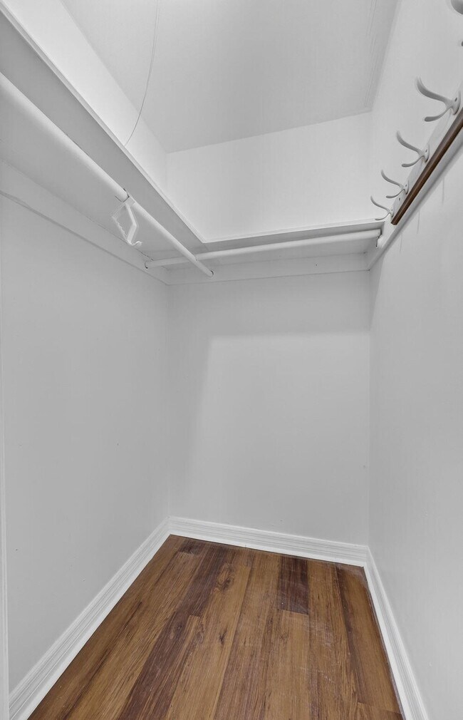 Building Photo - 104 Easthampton E
