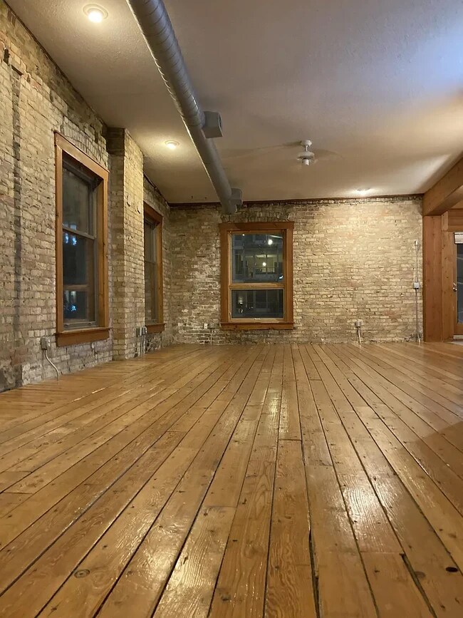 Building Photo - 212 11th Ave S