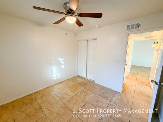 Building Photo - 525 E Peppertree Ave