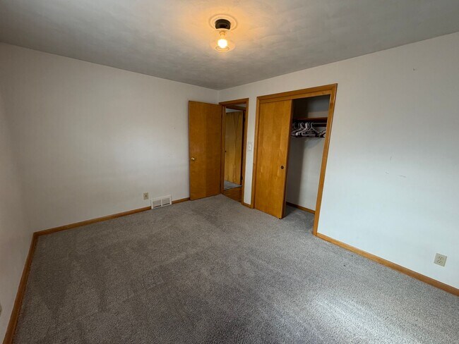 Building Photo - 290 Glenview Rd