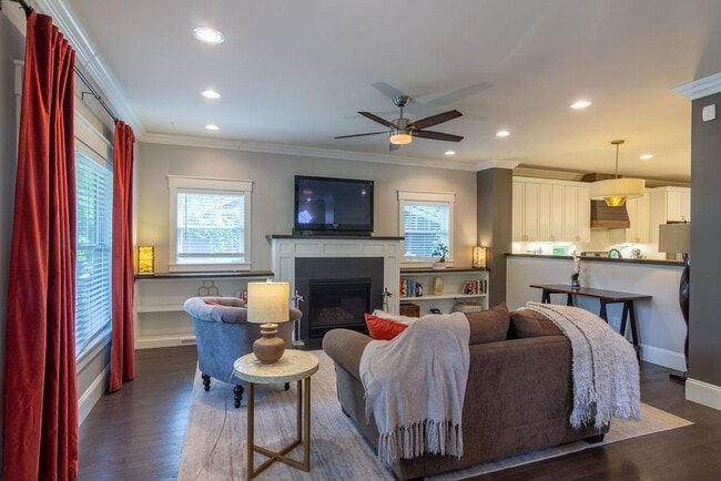Building Photo - Great cottage house just off Ellington Pkwy-close to downtown!