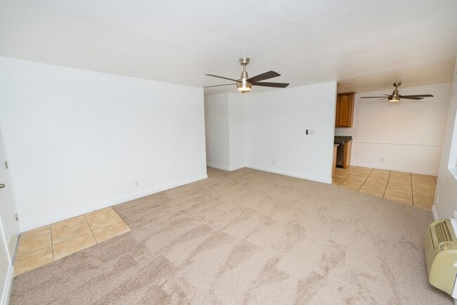 Building Photo - 2BR/1.5BA Condo! 2 parking spaces