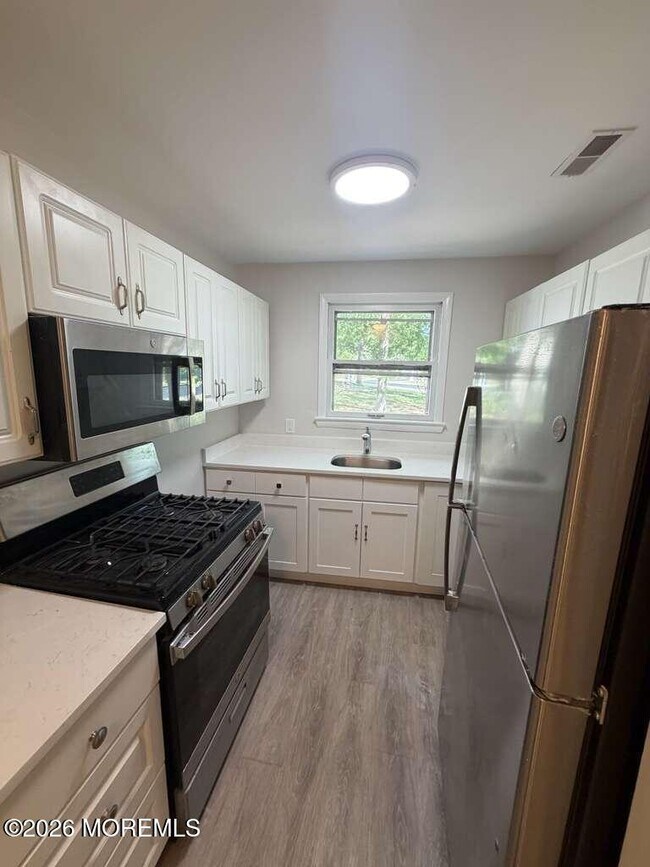 Building Photo - 8 Scotch Pine Dr