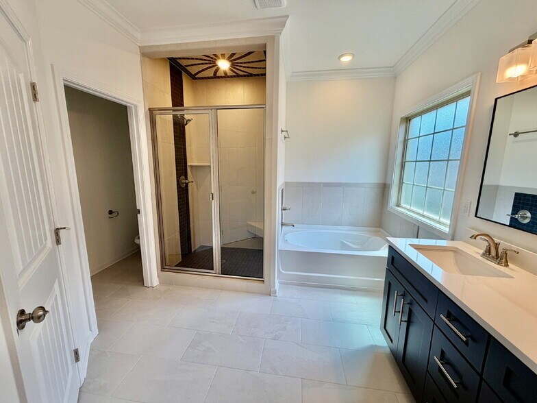Building Photo - "Spacious 4-Bed, 3-Bath Gem on Woodrush Drive – Your Perfect Clarksville Retreat!"