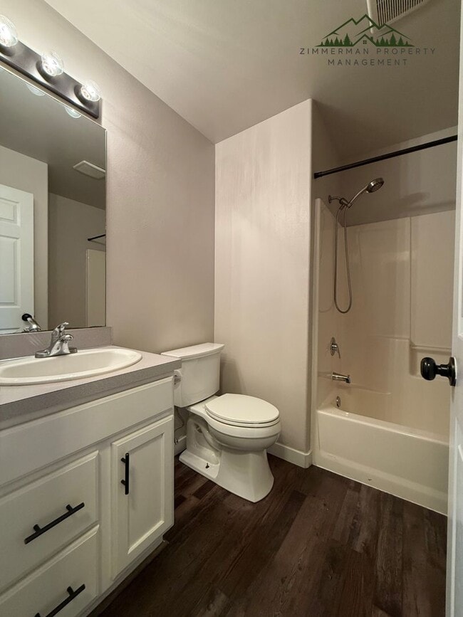 Building Photo - 3-bedroom, 2-bathroom home located in the heart of Harrisburg