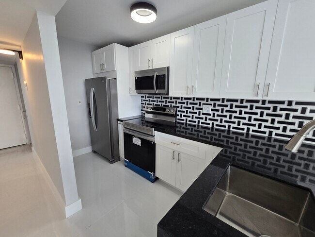 Building Photo - 1700 NW North River Dr