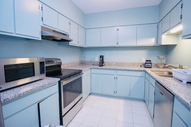 Building Photo - Upscale 1BR/1BA Condo with Balcony & City ...