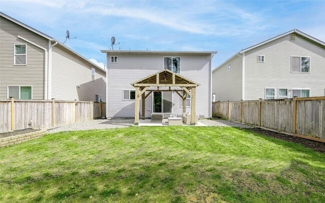 Building Photo - Large 3 bedroom pet friendly home at a gre...