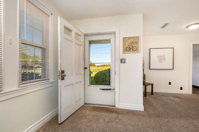 Building Photo - "Charming 3-Bedroom Haven with Spacious 2200 Sq Ft Layout in Lascassas, TN!"