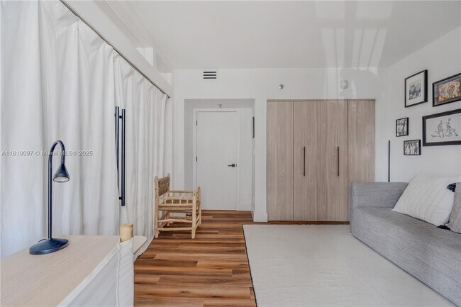 Building Photo - 520 Brickell Key Dr