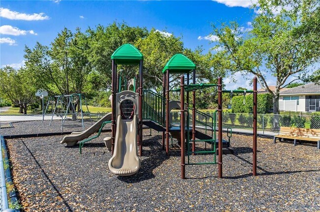Building Photo - 728 NW Waterlily Pl