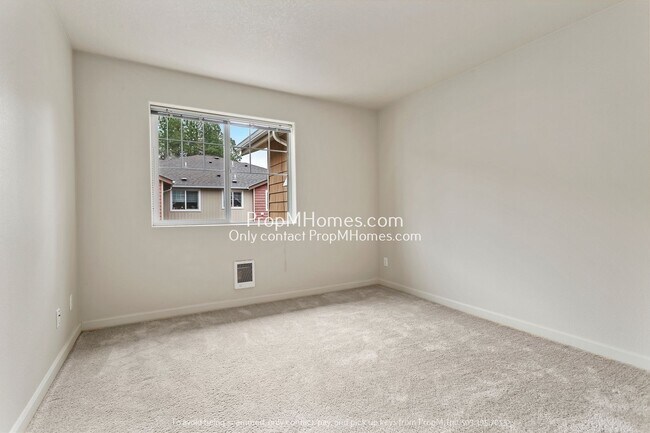 Building Photo - 10834 NE Holly St