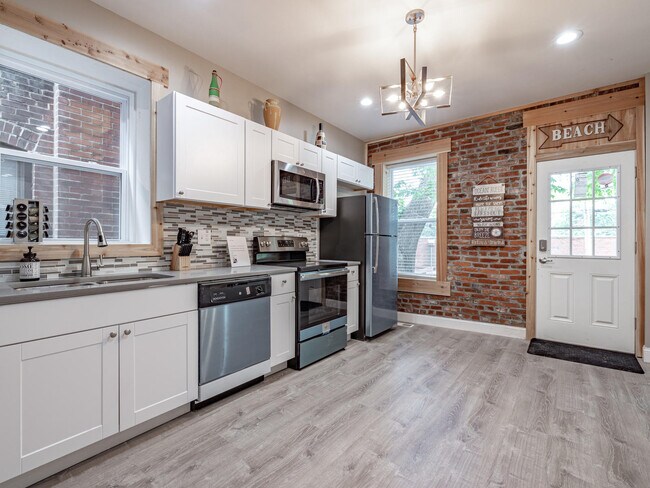 Building Photo - 3853 McRee Ave