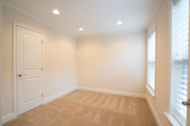 Building Photo - 132 N Duncan St