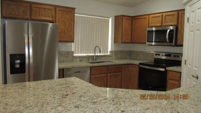 Building Photo - 3 bed 2 bath 2 car garage near high school