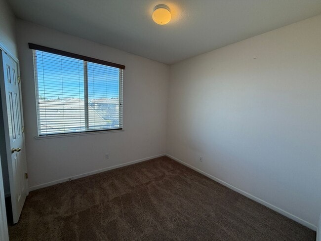 Building Photo - Spacious Home in Quiet Area