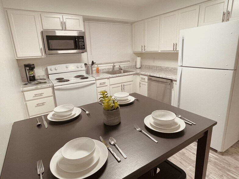 Building Photo - 915 W Whittier Dr