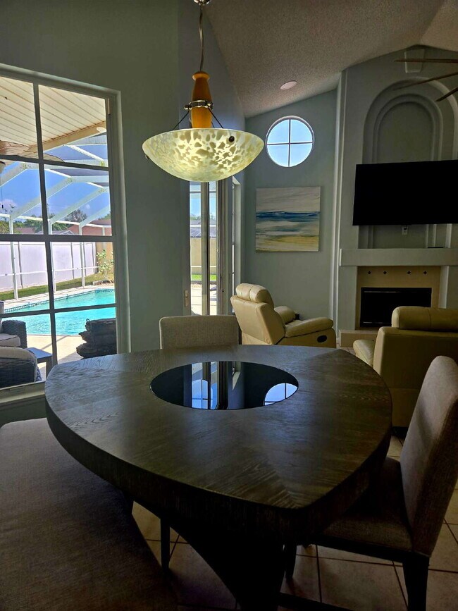 Building Photo - 4/2 Pool Home with pool service included