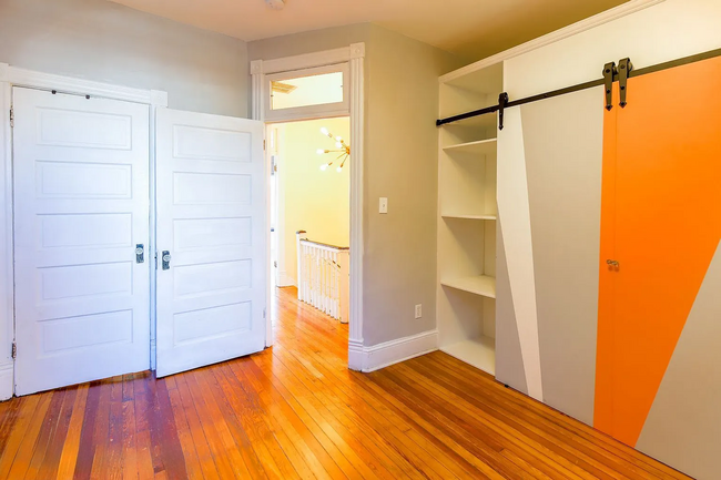 Building Photo - Fully Renovated 3 BR/1.5 BA Apartment in C...