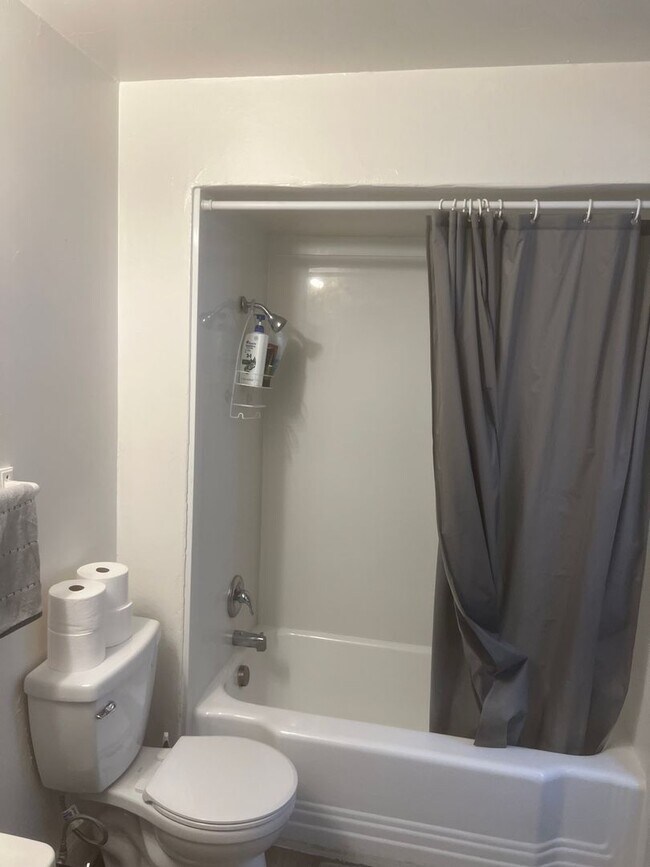 Building Photo - Price drop to $1095 a month - limited time...