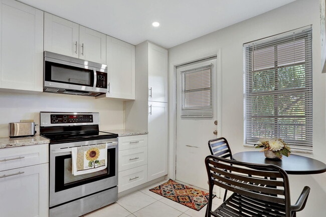 Building Photo - 2751 N Palm Aire Dr