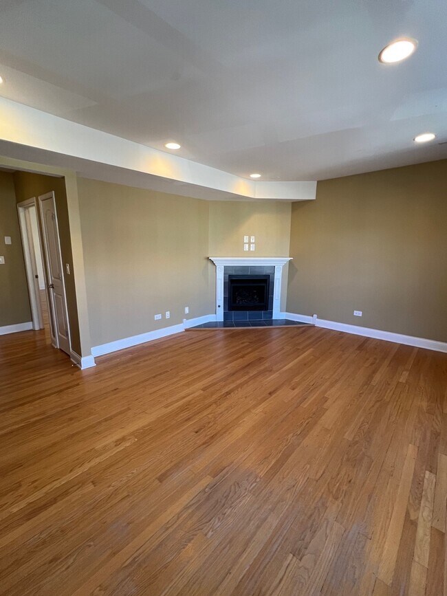 Building Photo - 7411 N Hoyne Ave