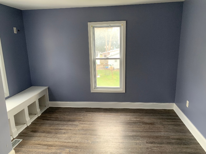 Building Photo - 1402 E River Rd