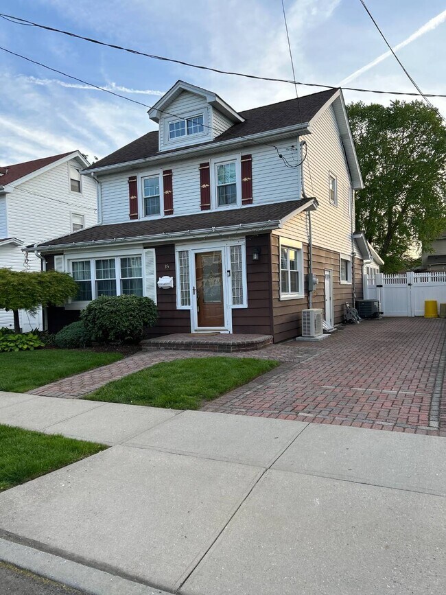 Primary Photo - 18 Spruce St