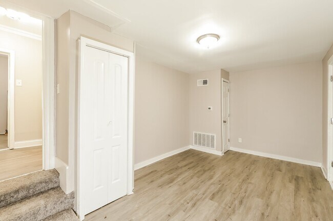 Building Photo - 3810 E 53rd Terrace