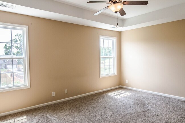 Building Photo - Pet Friendly Three Bedroom!