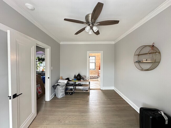 Building Photo - 1352 W Carmen Ave