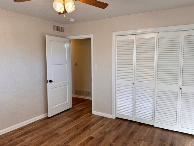 Building Photo - Adorable Mid Century Modern home on a corner lot!