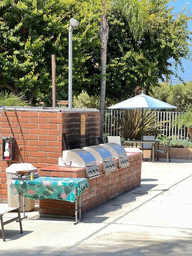 Building Photo - Amazing 1 Bedroom Huntington Beach Condo in Gated Community