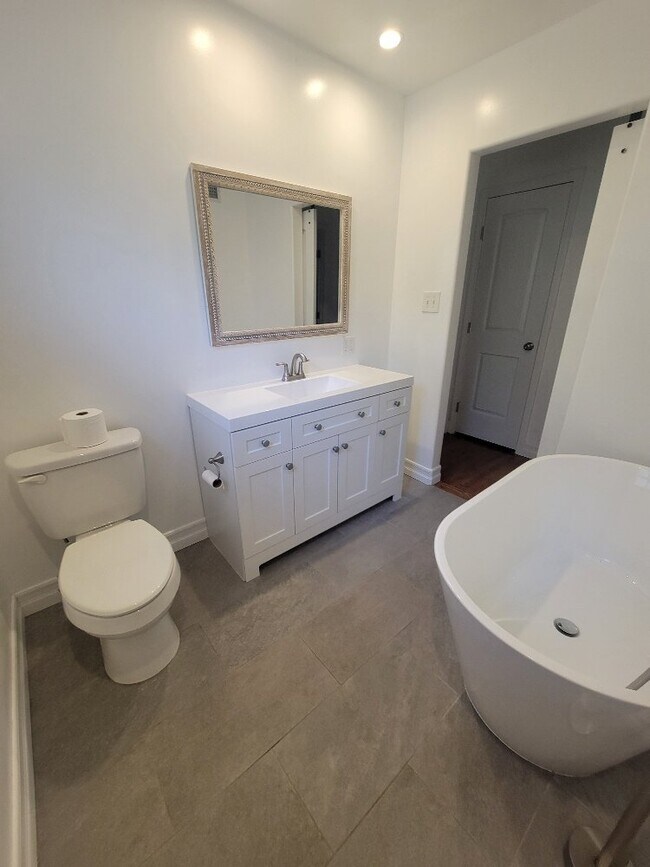 Building Photo - "Charming 3-Bed, 1.5-Bath home