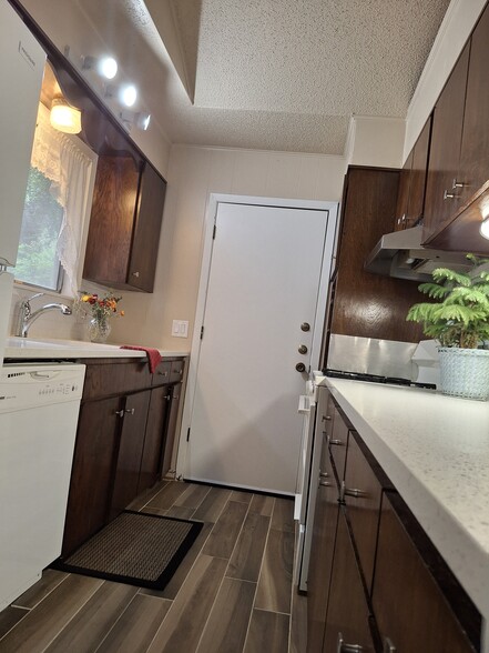 Building Photo - 3406A S Oak Dr